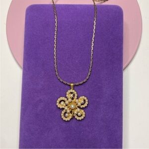 Elegant Gold and Pearl Flower Necklace